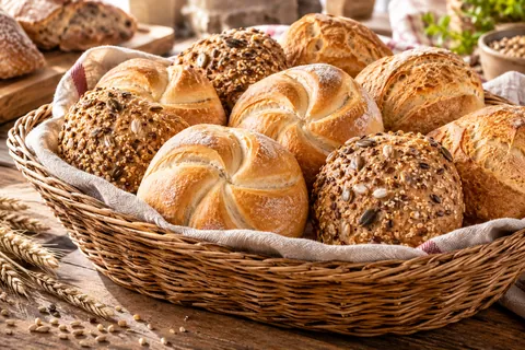 Korb mit frischen Brötchen