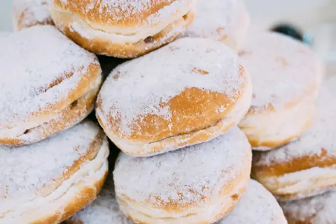 Berliner mit Puderzucker